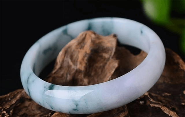 翡翠手镯戴在哪只手？翡翠能养人到底是什么意思？   第1张