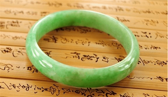 翡翠手镯是圆的好还是扁的好?看懂了才能买到好货! 第3张