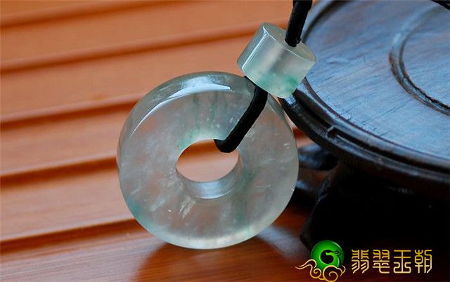 翡翠平安扣寓意是啥？喻意幸福备受翠友亲睐！   第1张