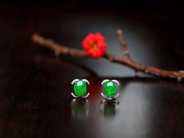 “素”身翡翠好還是“镂花”的好，选购翡翠需看这2点，谨记！   第1张