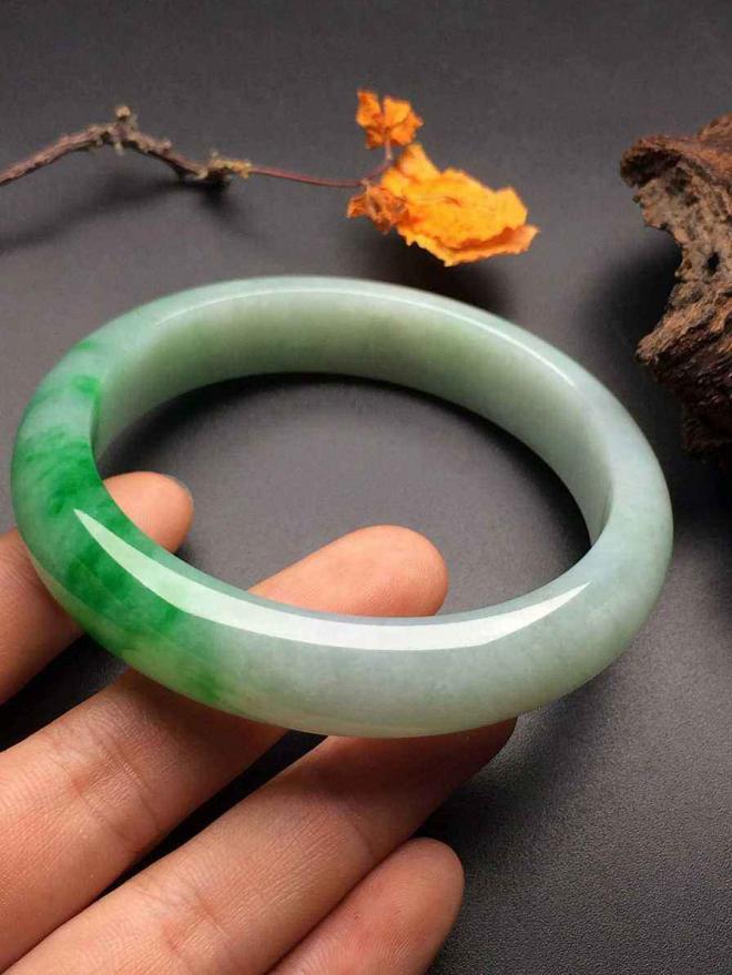 影响翡翠手镯的因素有哪些 翡翠手镯的价格