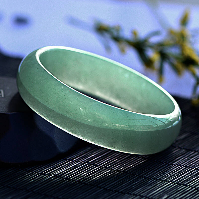 东陵玉手镯戴久了有什么好处？佩戴的时候有什么注意事项   第2张