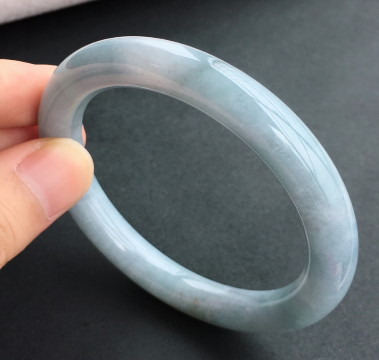 白灰色翡翠手镯的价格怎么样？看完我恍然大悟！   第3张