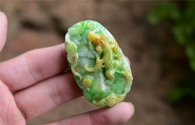 翡翠绿中带黄叫什么？你想知道的这里都有！   第2张