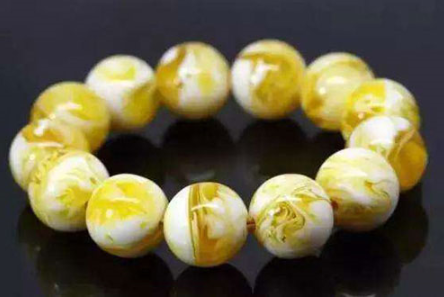 女性带蓝珀好還是蜂腊合适  哪样较为贵   第1张