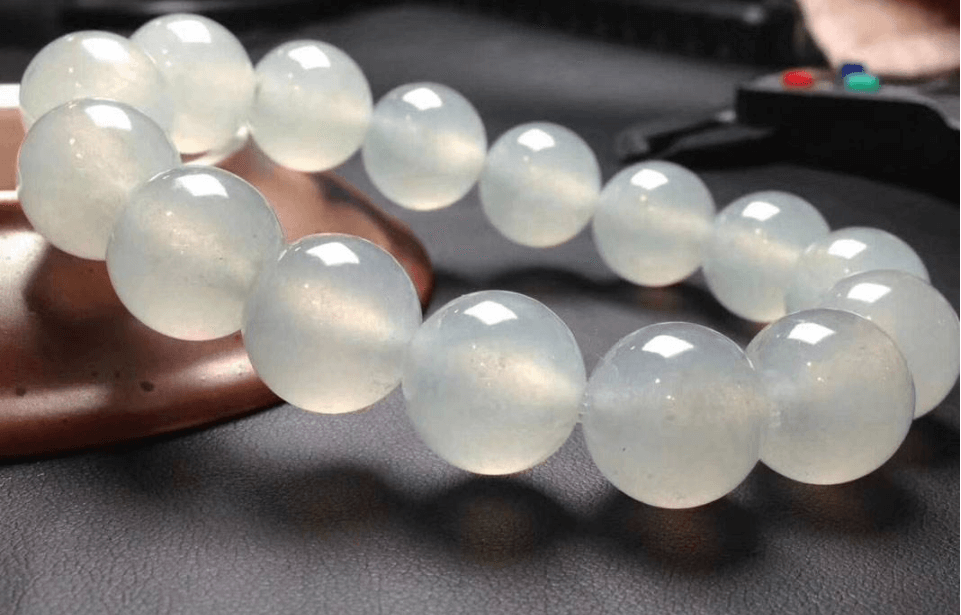 你想买一款翡翠手串吗？快来看看冰种飘花翡翠手串价格吧！   第1张