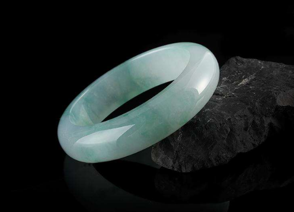 什么翡翠手镯好，戴在哪只手好？   第2张