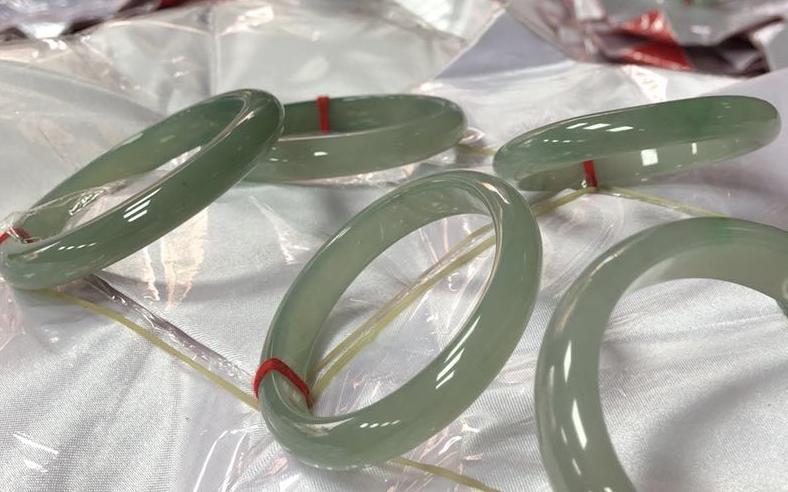 
怎样基本分辨真假翡翠
   第1张