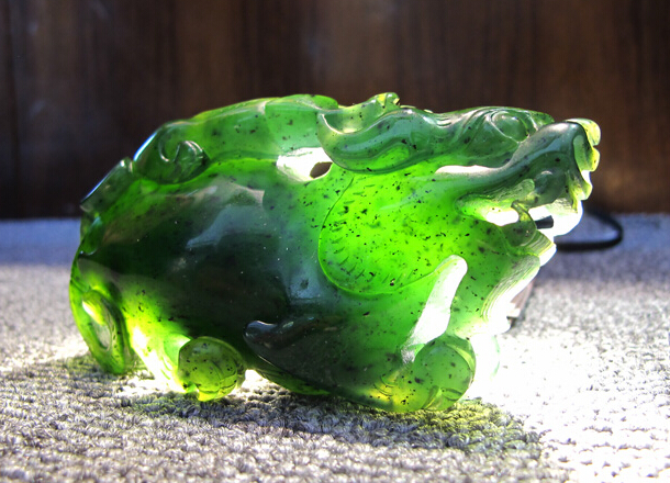 翡翠的“亲戚”又来了！这次要说的泰山玉，神似墨翠！   第2张