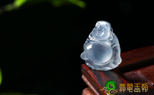 翡翠女性项链吊坠选佛還是吉祥如意？有关他们的喻意，你掌握吗？   第2张