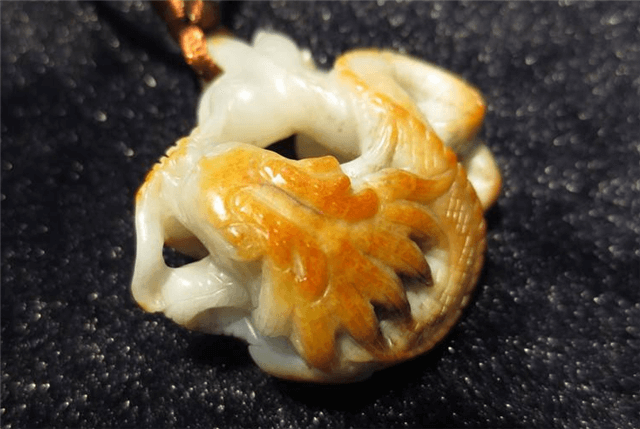 和田玉皮料有价值吗?如果是这种绝对没有! 第1张