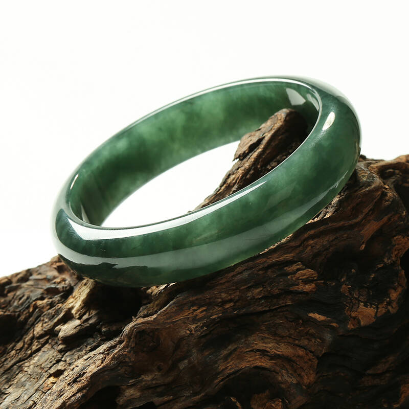 翡翠手镯批发价格哪里靠谱 翡翠手镯批发价格贵吗   第2张