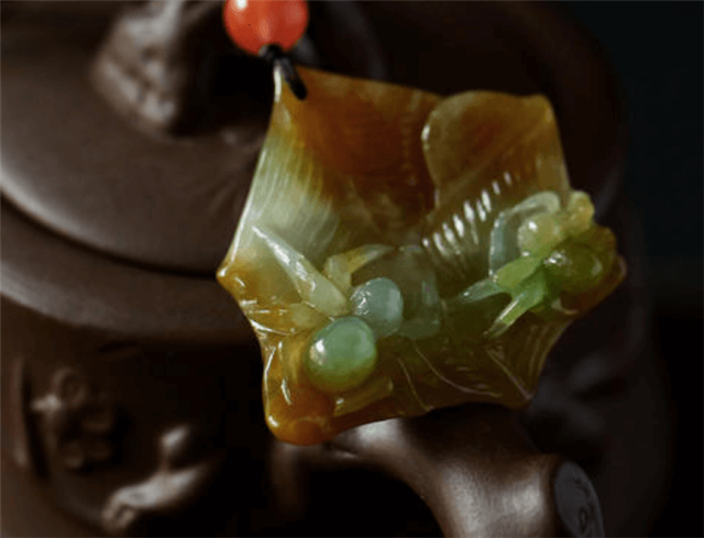 同时出现黄绿白三种颜色的翡翠称为什么? 第3张
