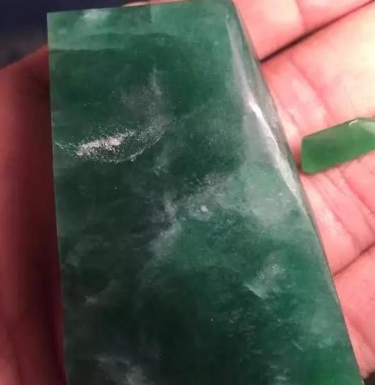 
多裂的翡翠毛料，花了巨资用好工去手工雕刻，值得吗？
   第1张