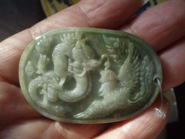 女孩子戴的翡翠龙凤牌好不好？翡翠中如何体现龙凤呈祥的寓意？   第2张