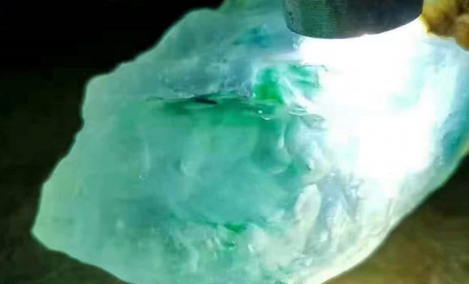 如何去赌翡翠原石 赌翡翠原石的技巧