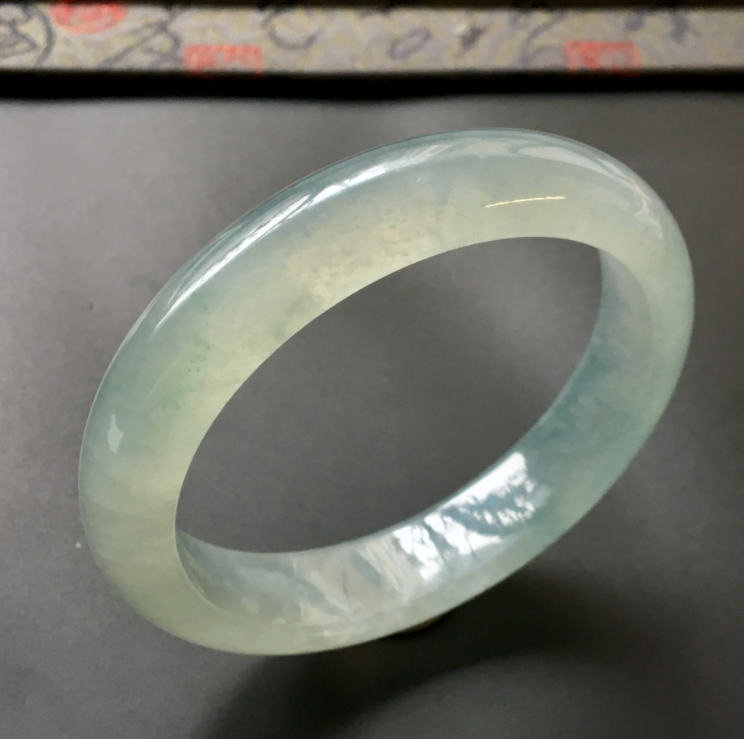 白灰色翡翠手镯的价格怎么样？看完我恍然大悟！   第1张