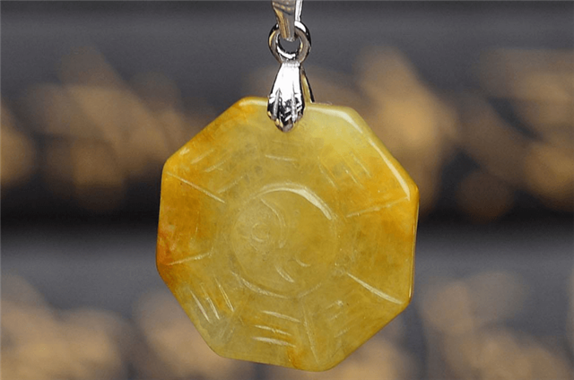 翡翠出現黄色有哪些喻意？喜爱黄翡的人多吗？   第2张