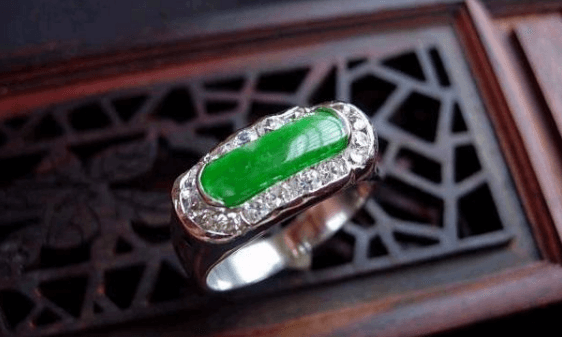 玛瑙和翡翠的区别大吗？谁的市场行情更好？   第4张