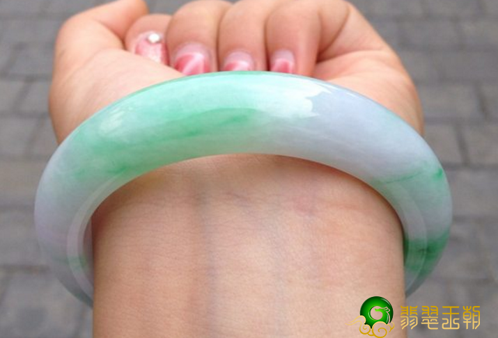 翡翠镯子春带紫价钱怎样？挑选春彩紫翡翠必须留意什么？   第2张