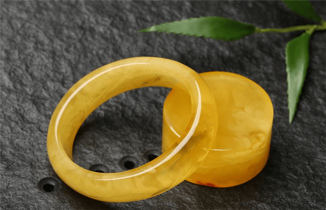 富贵戴双镯，拥有两只翡翠手镯到底要怎么戴？   第2张