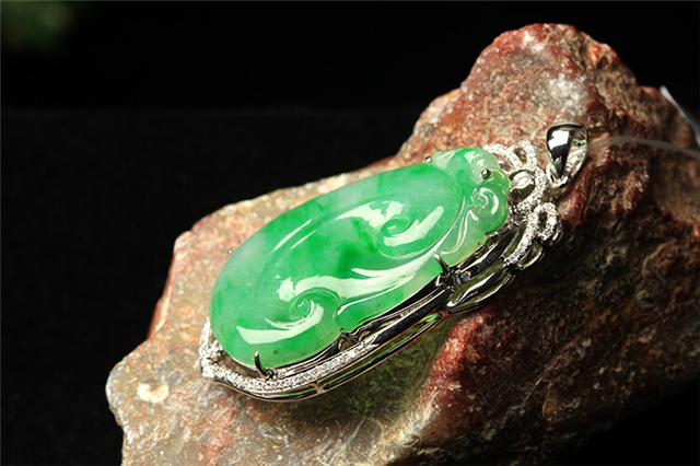 翡翠称心小挂件价钱要是几十块钱？它的本来面目居然是那样的！   第1张