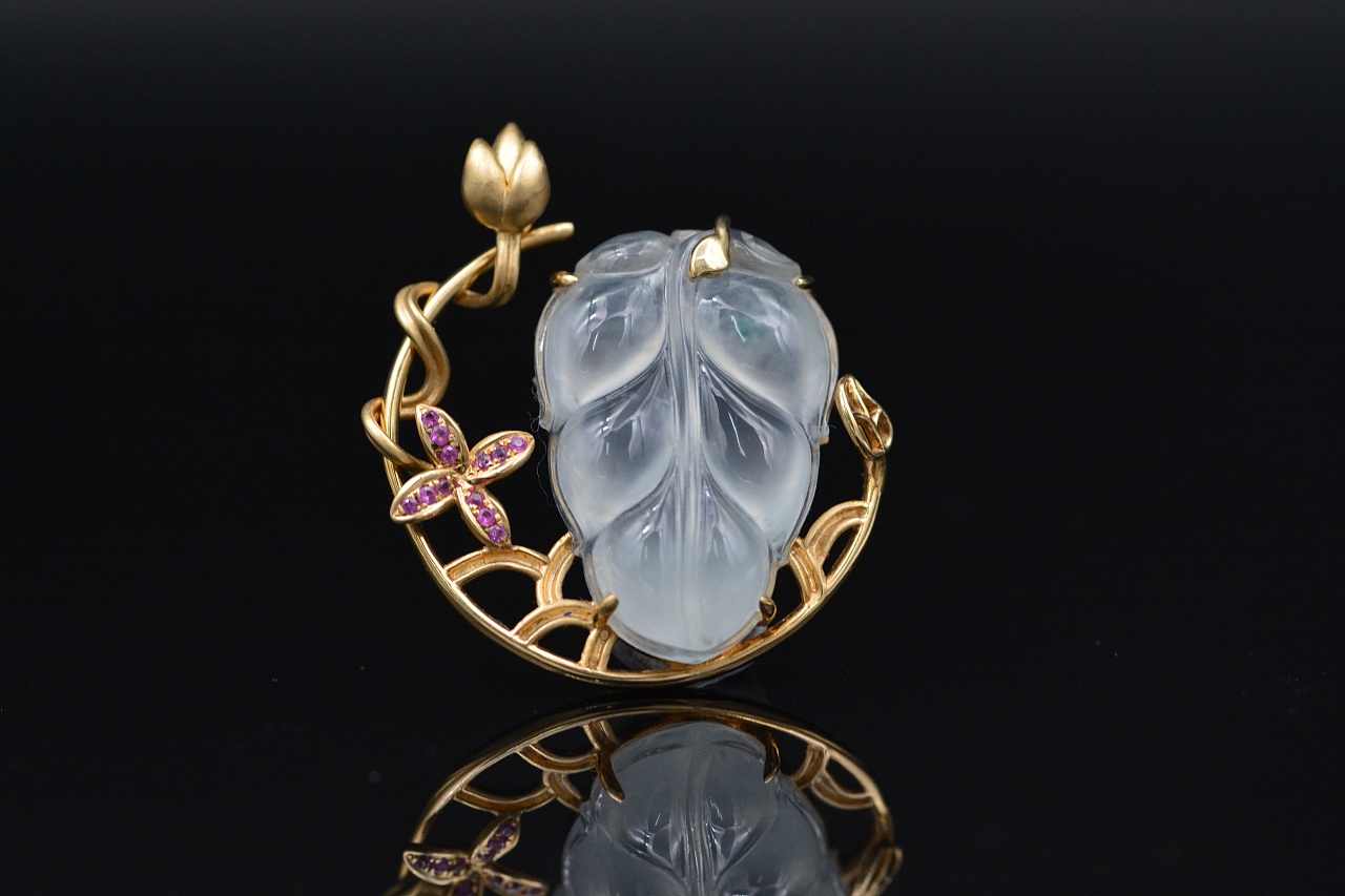 翡翠会“变色”？翡翠在不同光线下的有什么表现？   第1张