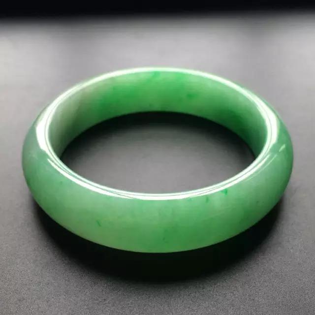 翡翠玉镯批发价格贵不贵 去哪里批发比较好   第2张