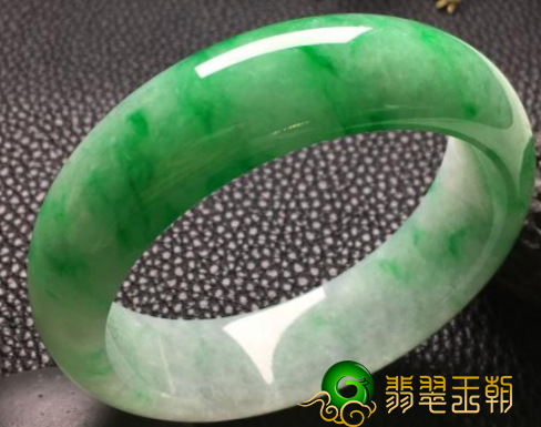 翡翠镯子应当戴在哪儿只手里才算是恰当的   第1张