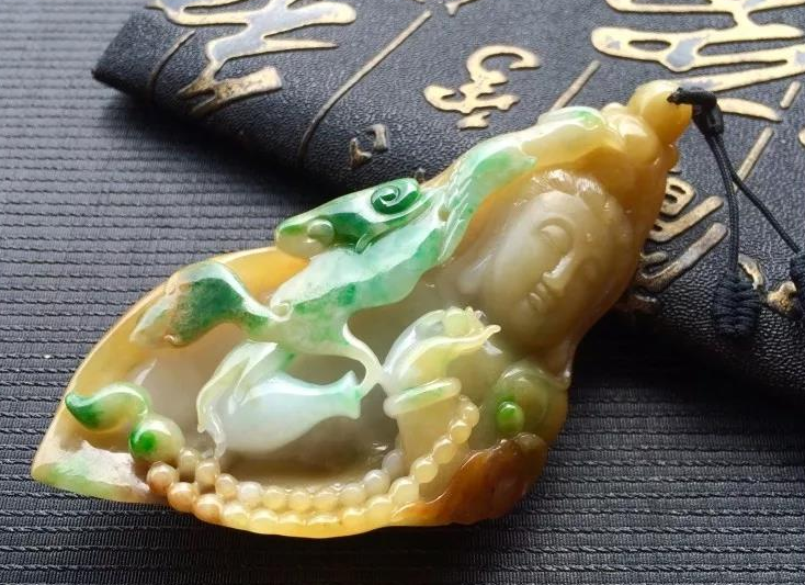 翡翠手把件为什么好玩？大师教你掌握窍门，把手把件价值翻倍！   第2张