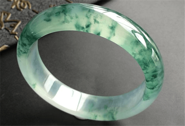 影响翡翠玉镯批发价格原因是什么？让我一一来为你解析！   第2张