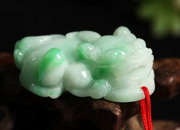 如何为新请来的翡翠貔貅开光 教你三种好方法   第2张