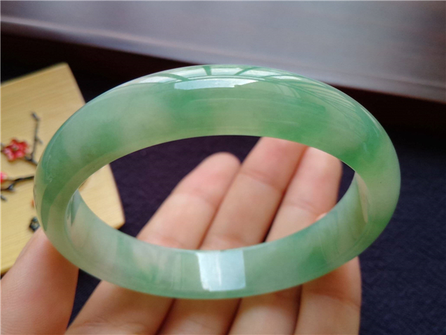 翡翠手镯怎么保养？我们来谈谈它的养护技巧！   第1张