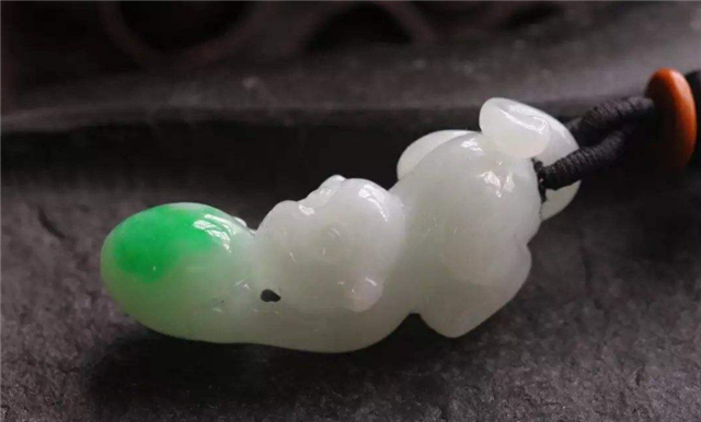 白底青翡翠挂件价格高吗?一文带你认识白底青翡翠! 第3张