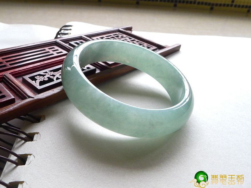 翡翠类型诸多为何镯子却能遭受专宠   第2张