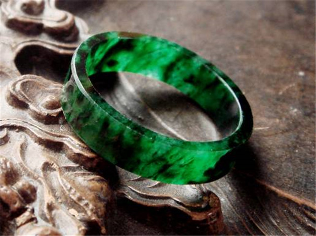 高档花青翡翠手镯价格高吗？它和白底青种翡翠的区别在哪里？   第2张