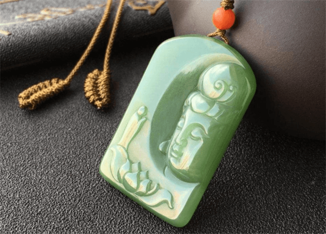 和田玉吊坠适合多大年纪的人佩戴?选对了谁都能戴! 第1张