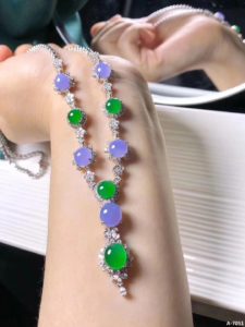 紫罗兰花配搭绿翠蛋面的翡翠颈链   第3张