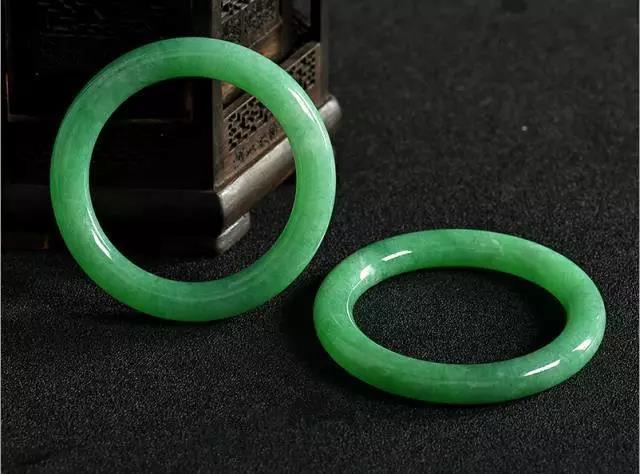 怎么样鉴定翡翠真假？有什么技巧和方法呢？   第1张