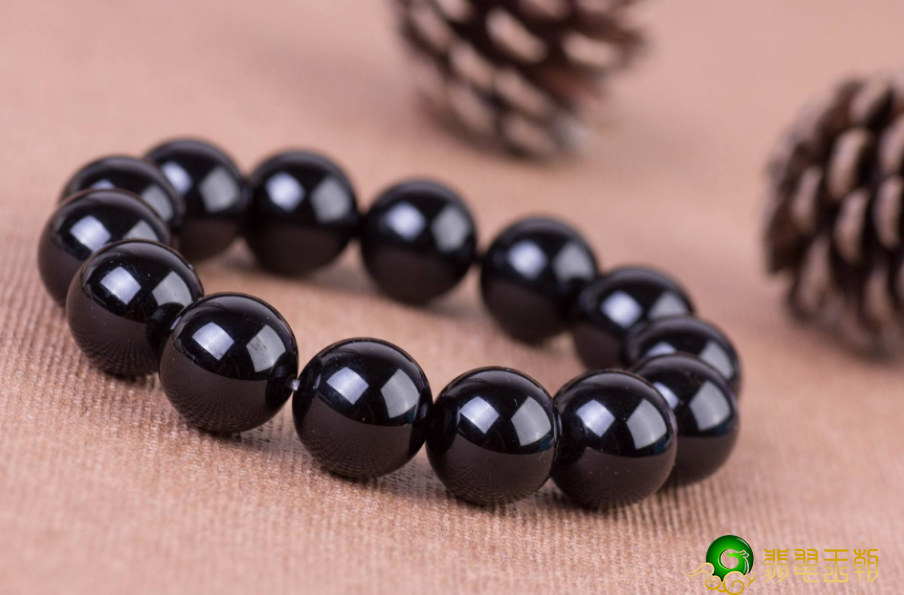 黑翡翠的风采，它与类似灰黑色玉石的差别   第2张