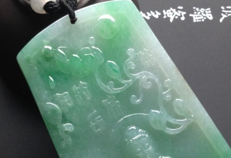 不必认为翡翠手雕就会有使用价值，它很有可能是在掩盖一道裂   第3张