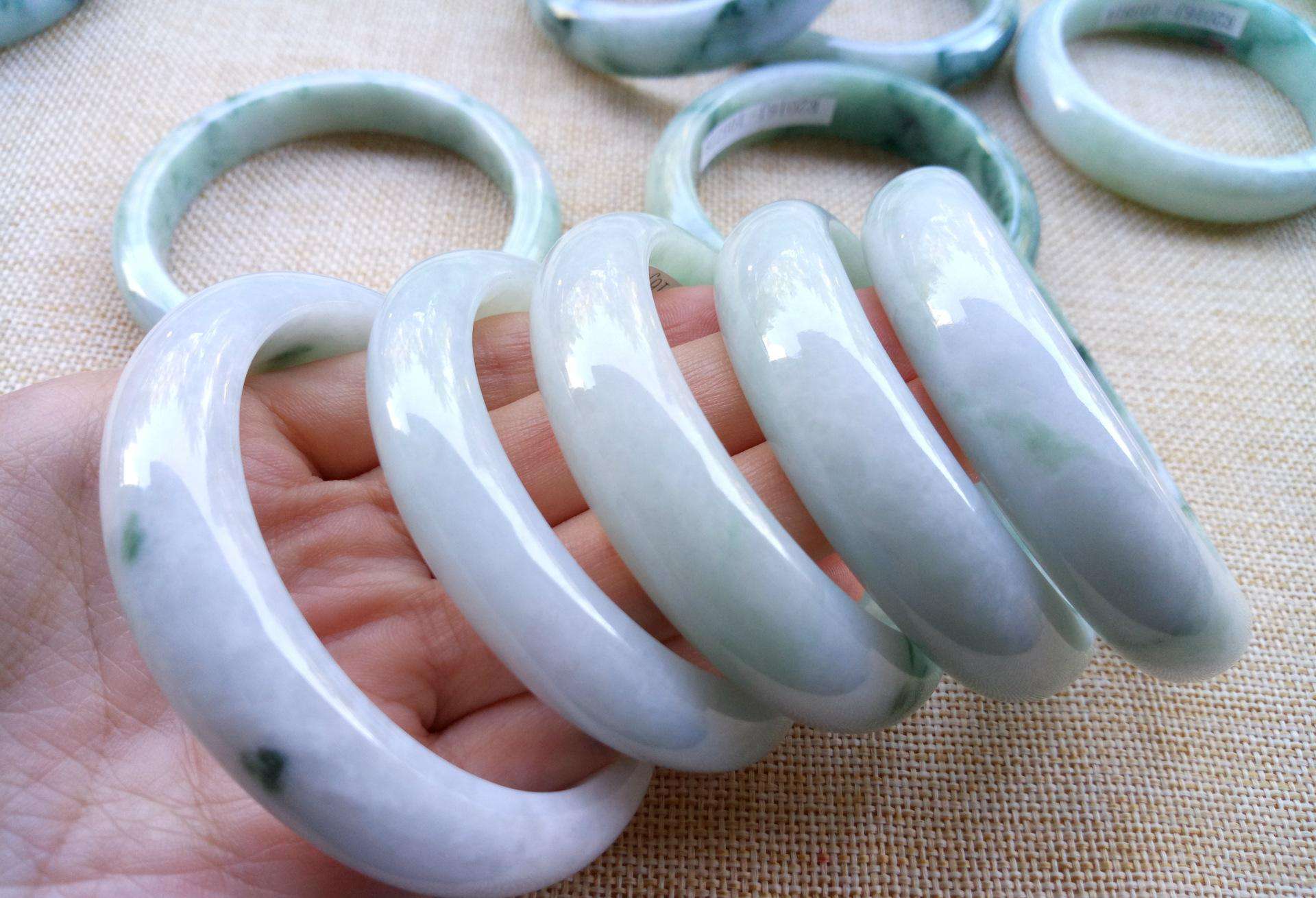 翡翠镯子加工工艺和原材料哪一个关键？怎样评定翡翠加工工艺？   第3张