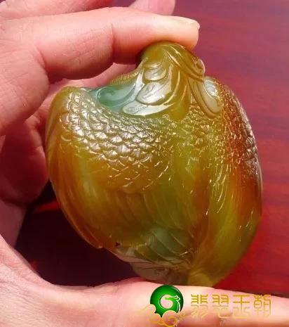 还没有雕刻竣工，就被藏友拿到，封杀一年后绝品翡翠再入眼前！   第4张