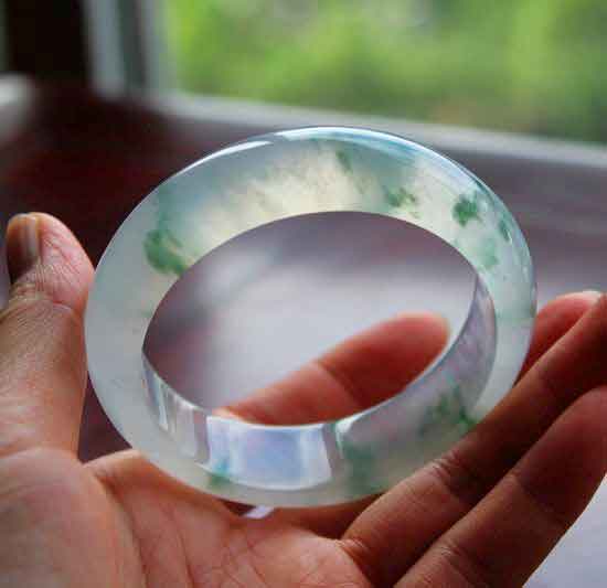 飘花翡翠有哪些特征，购买时要注意哪些问题   第1张