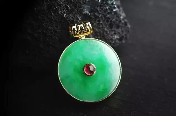 翡翠的功效与作用是什么？翡翠有哪些深层含义   第1张