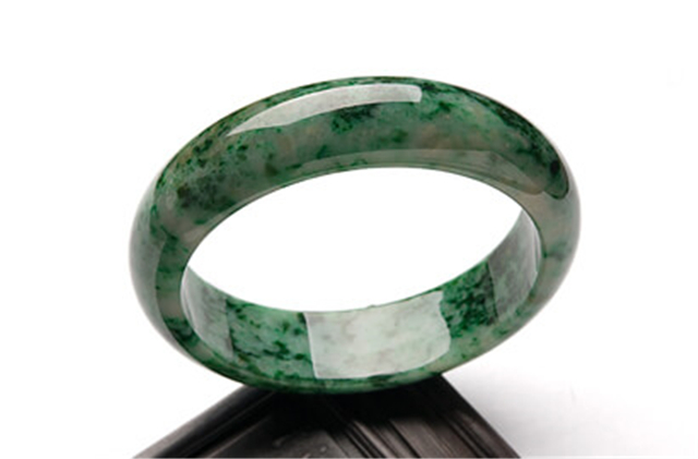 翡翠的癣会掉吗？翡翠的癣不仅仅是瑕疵那么简单！   第3张