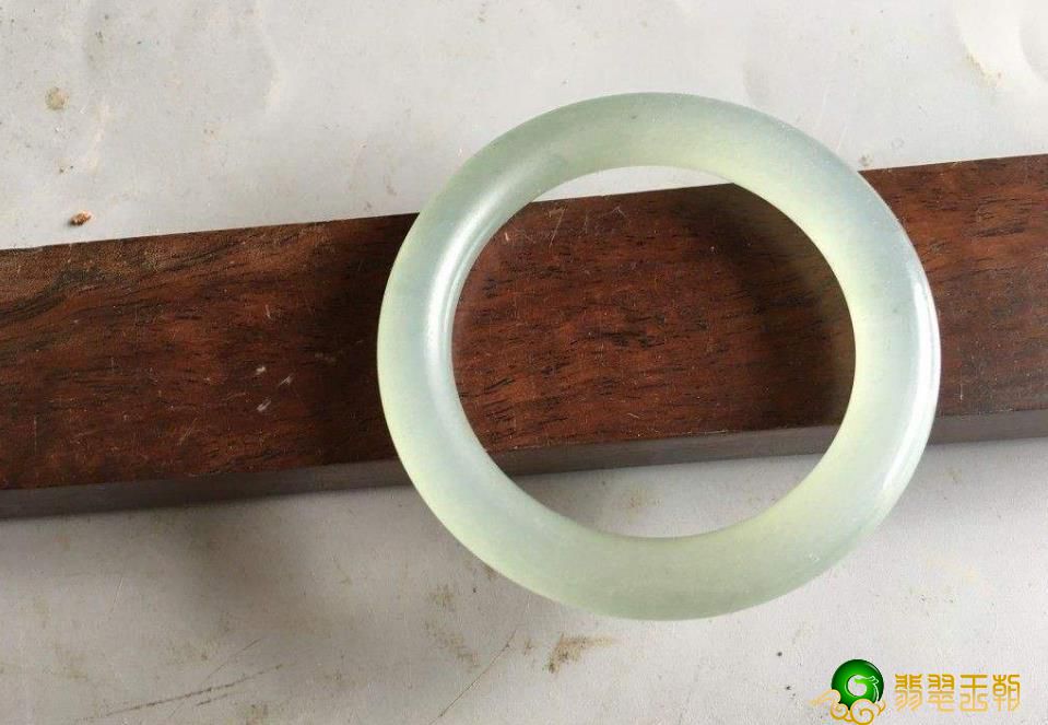 冰种翡翠手镯好看吗？我们应如何佩戴？   第3张