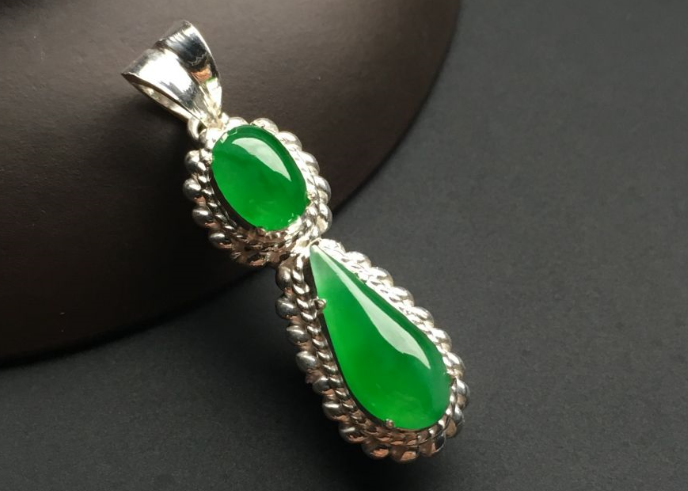 买翡翠，不仅仅要看其种水色，它的雕刻工艺更值得我们注意！   第1张