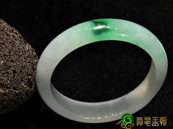 立即弄清白色背景青翡翠手镯价格很重要 别一当心就买亏掉   第1张