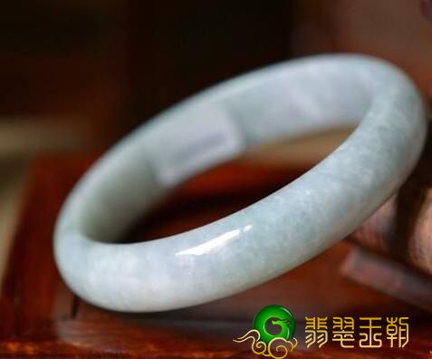 白糯种翡翠手镯多少钱一个 不明白市场行情可会吃大亏的   第1张